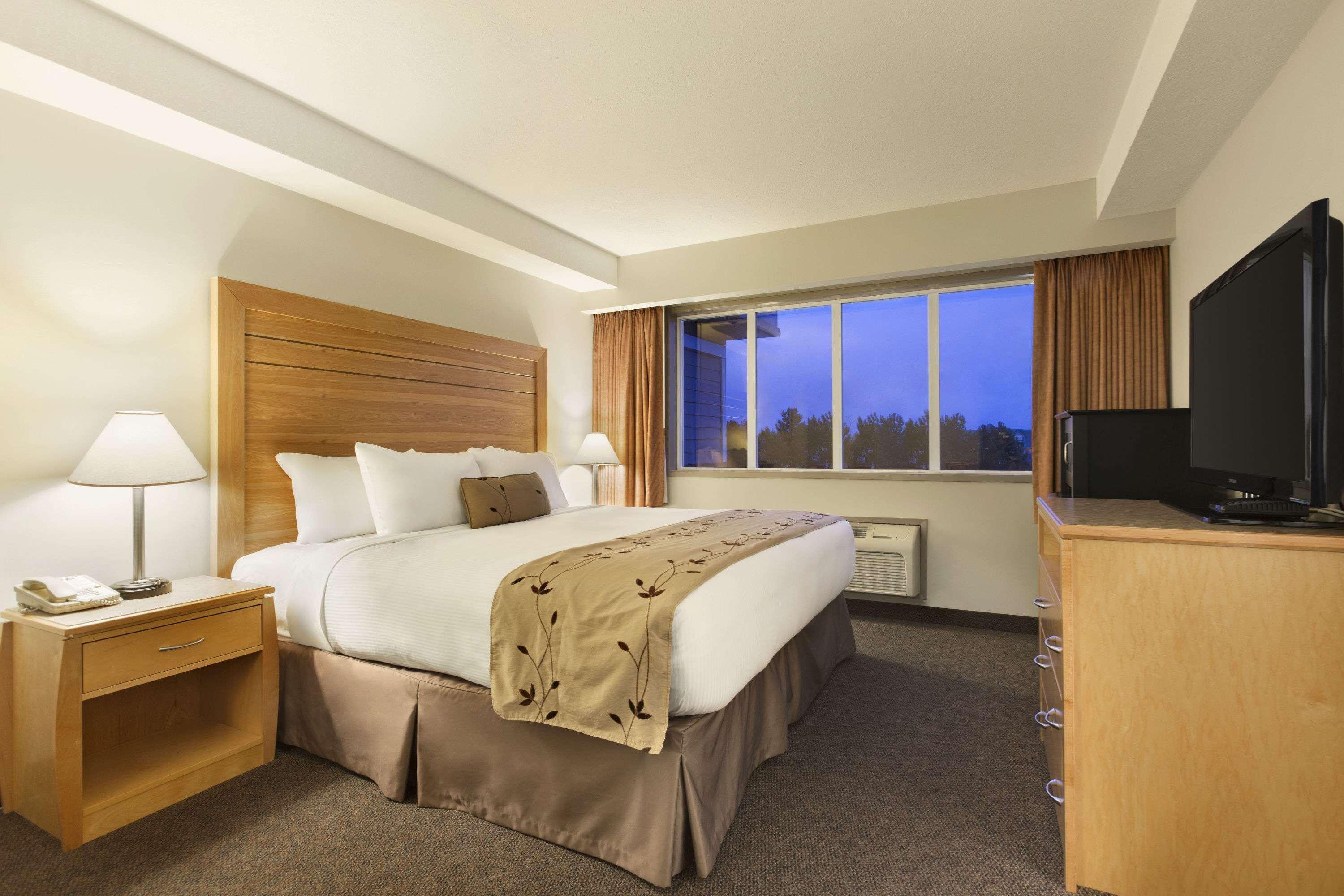 Days Inn By Wyndham Victoria Airport Sidney Exterior foto