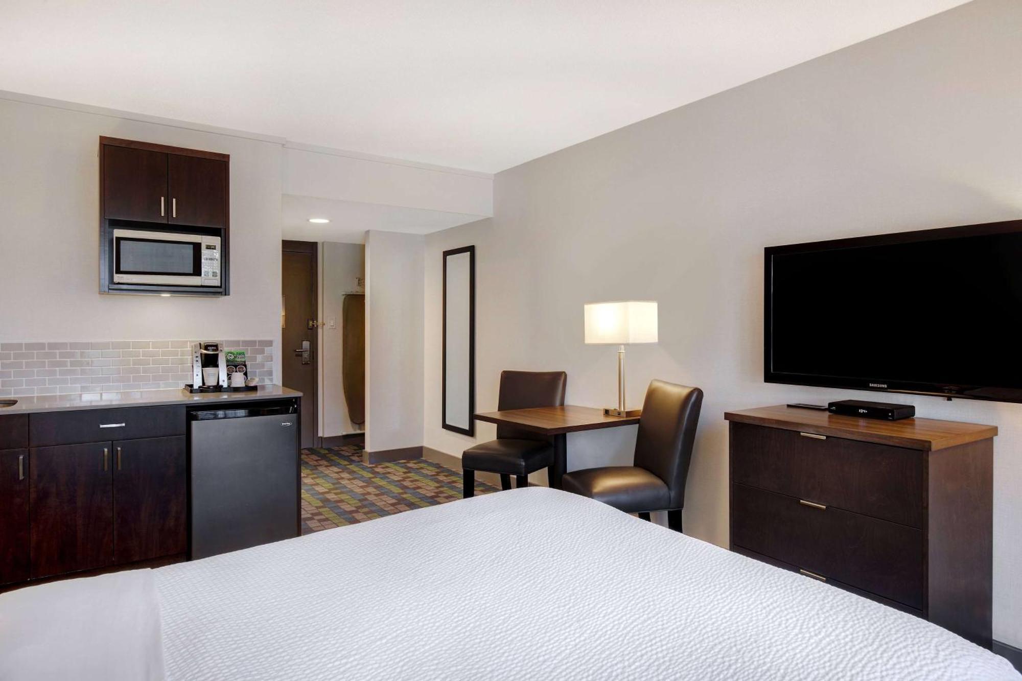 Days Inn By Wyndham Victoria Airport Sidney Exterior foto