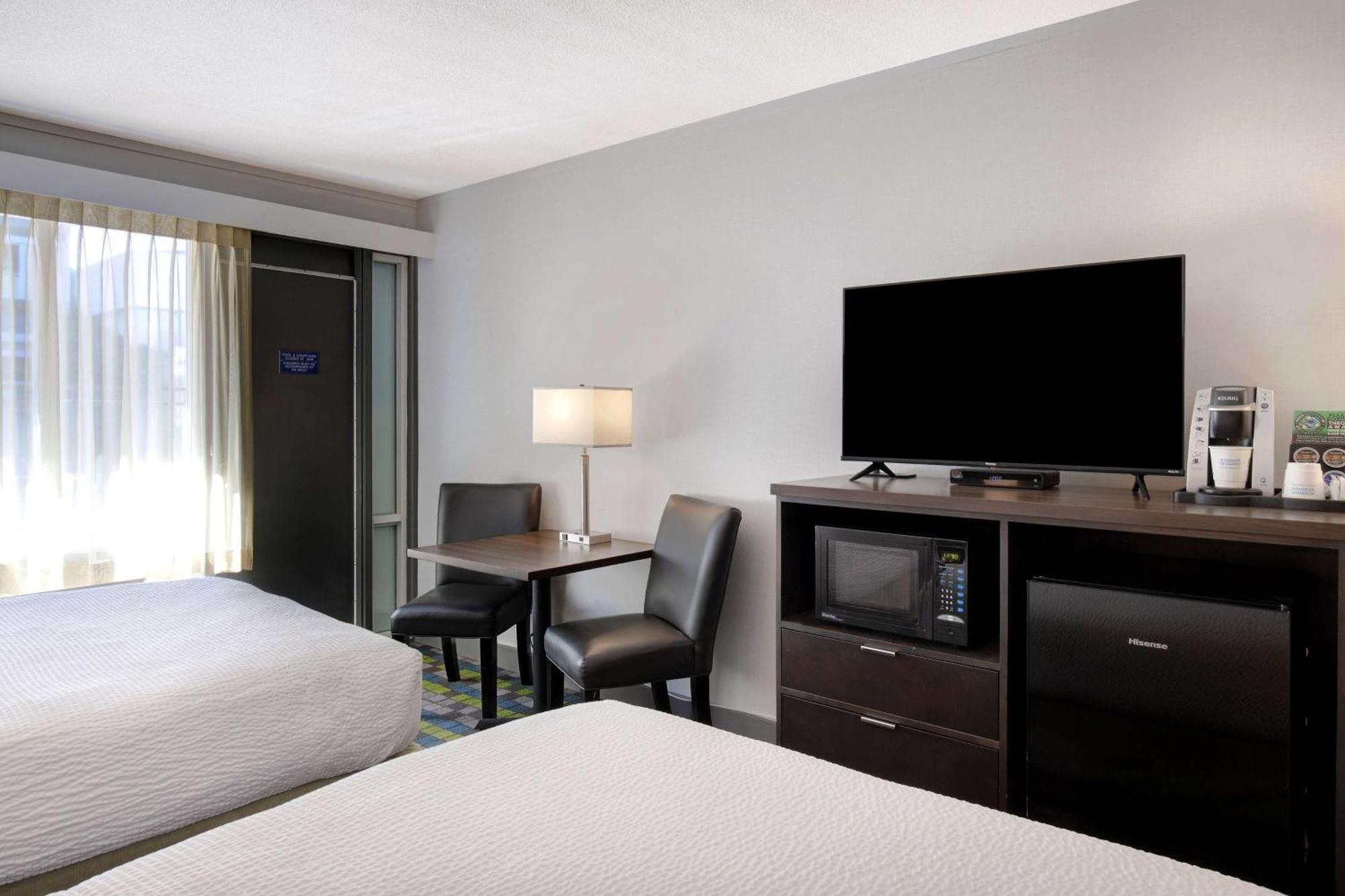 Days Inn By Wyndham Victoria Airport Sidney Exterior foto