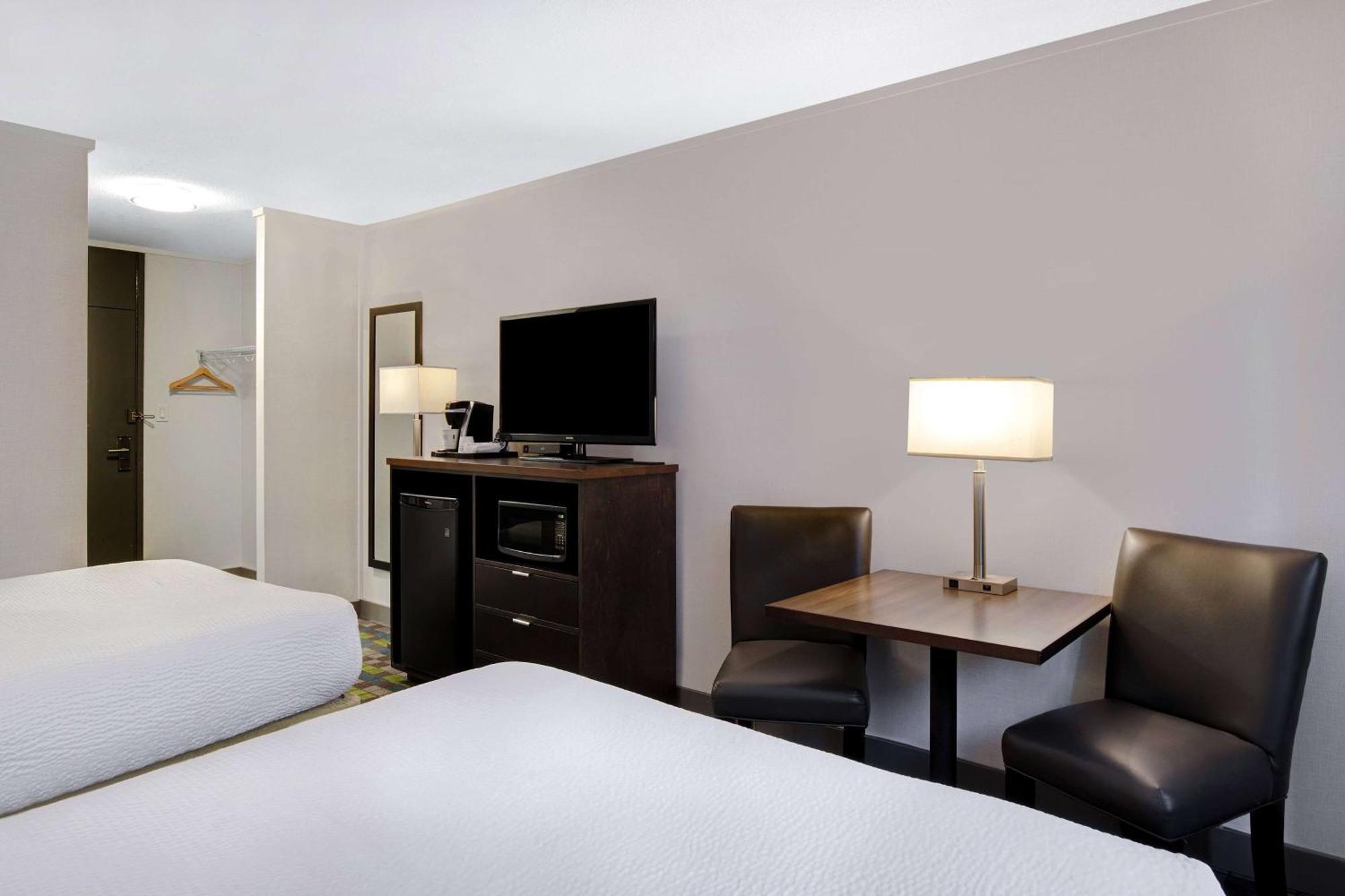Days Inn By Wyndham Victoria Airport Sidney Exterior foto