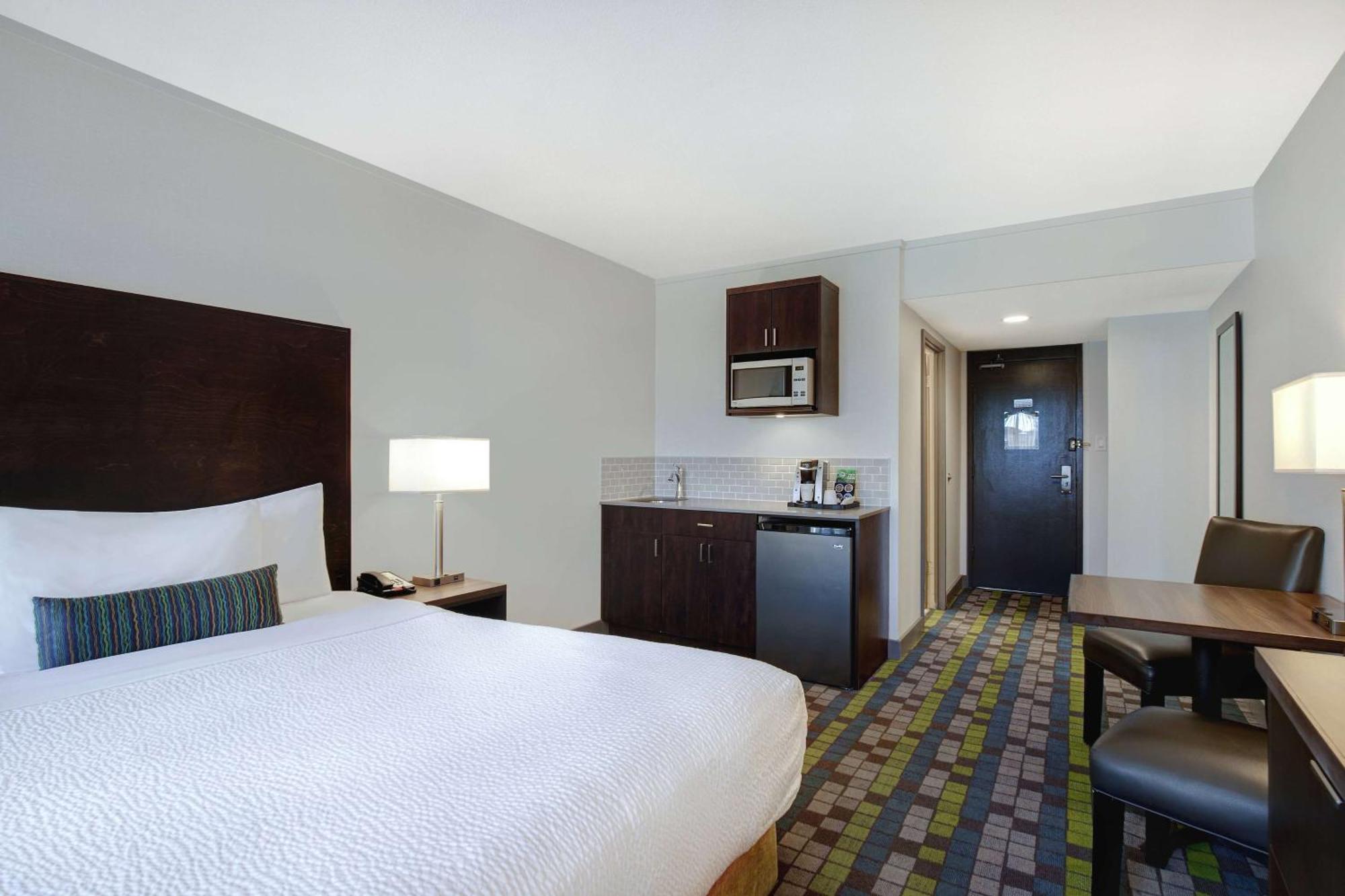 Days Inn By Wyndham Victoria Airport Sidney Exterior foto
