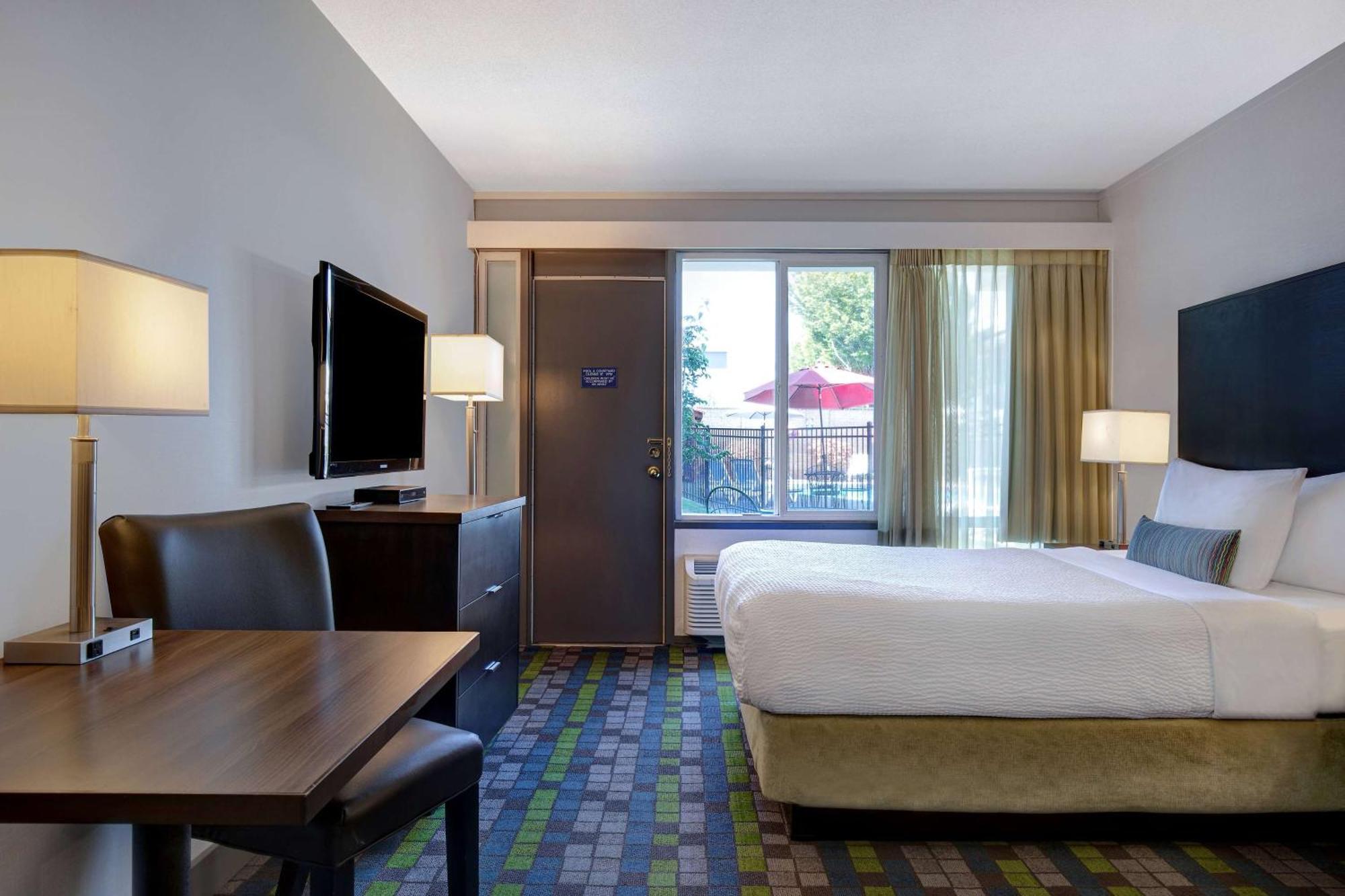 Days Inn By Wyndham Victoria Airport Sidney Exterior foto