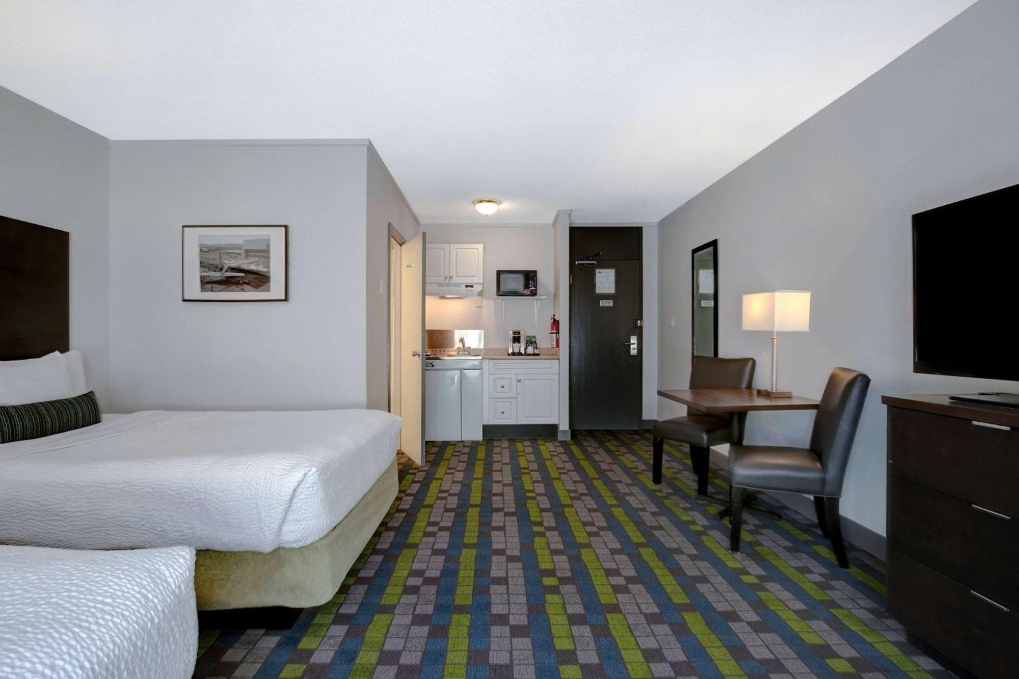 Days Inn By Wyndham Victoria Airport Sidney Exterior foto