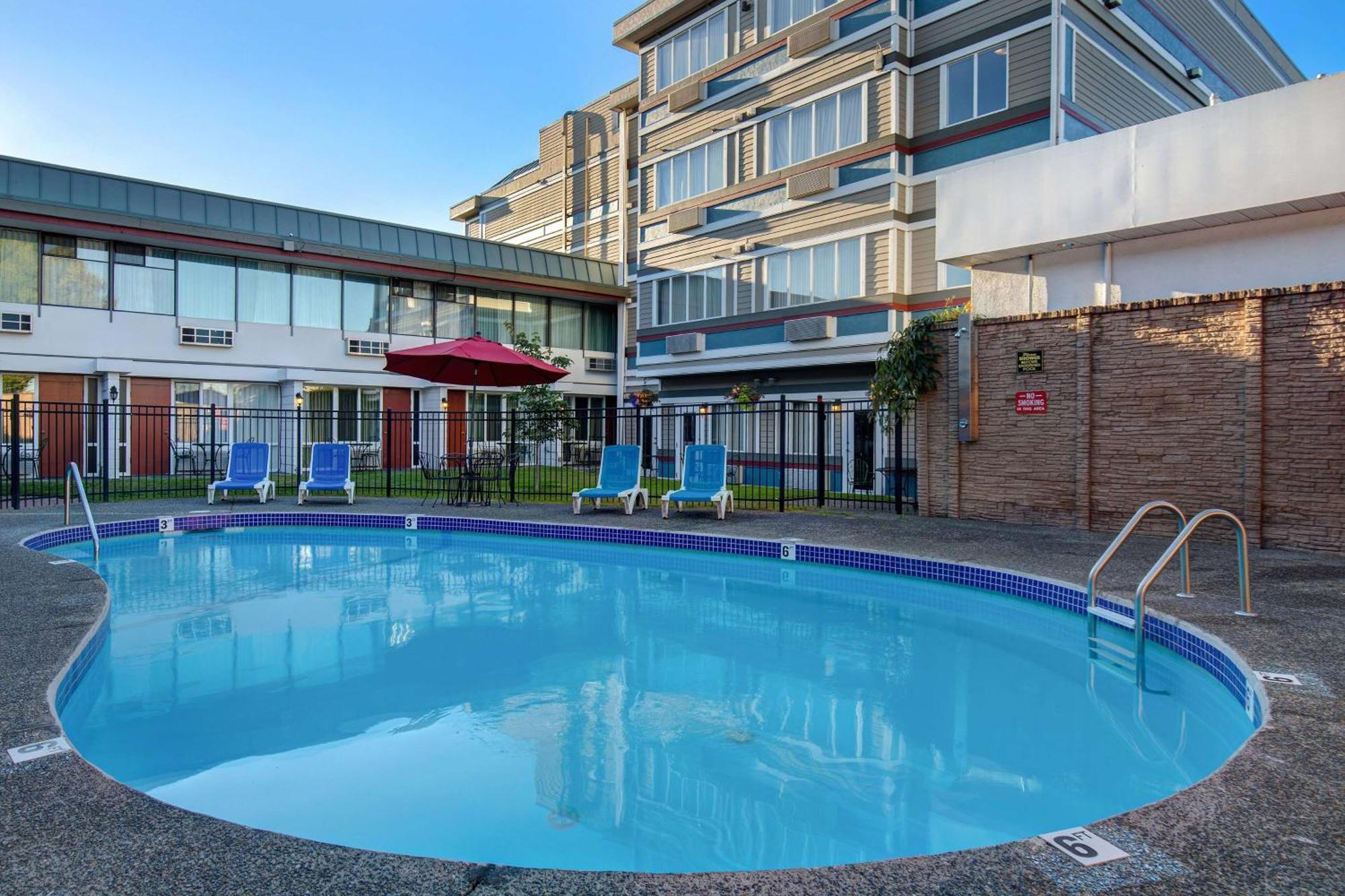 Days Inn By Wyndham Victoria Airport Sidney Exterior foto